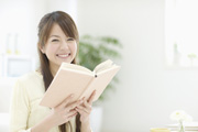 通信講座の教材を持つ女性