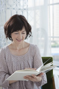 教材を学ぶ女性